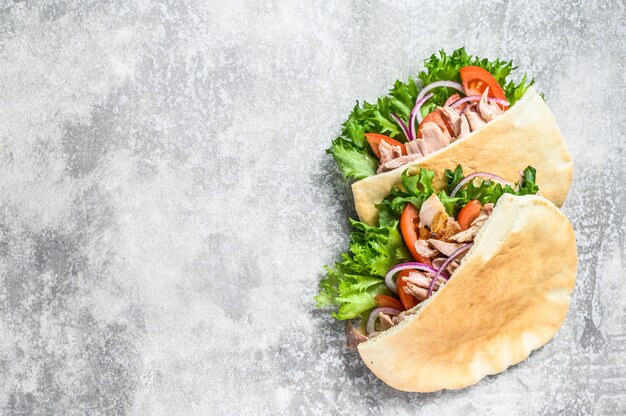 Doner kebab con carne di pollo alla griglia e verdure in pane pita.