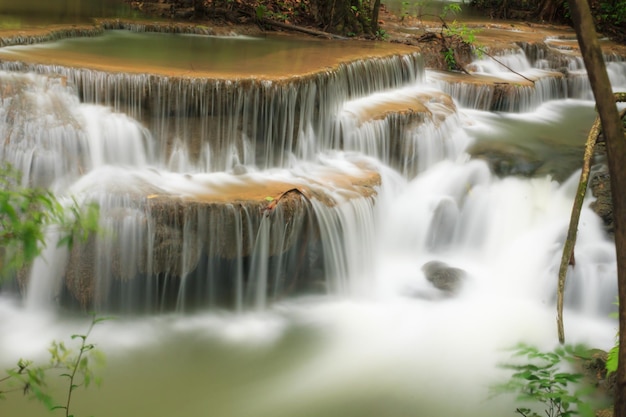 Dong Pee Sua-watervalHuay Mae Khamin Provincie Kanchanaburi Thailand