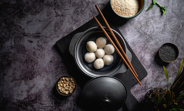 Dong zhi o festa del solstizio d'inverno riunione di famiglia e gnocchi dolci di tang yuan serviti con zuppa