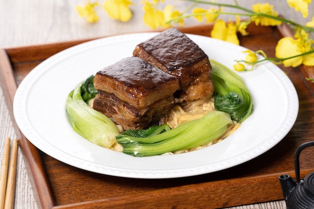 中国の旧正月の食事のための野菜と東坡肉の豚肉