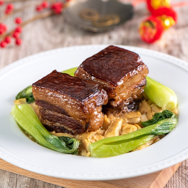 Carne di maiale dongpo con verdure, pasto del capodanno cinese tradizionale