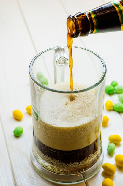 Donker bier gieten in een glazen fles