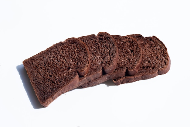 Donker cacaobrood op witte ondergrond