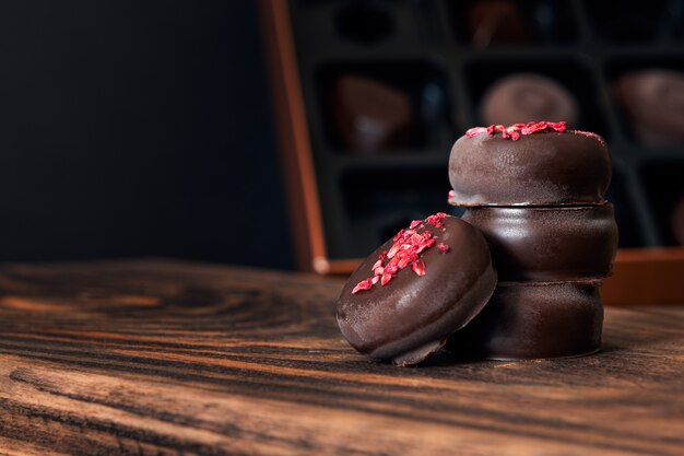 Donker chocoladesuikergoed op een houten achtergrond