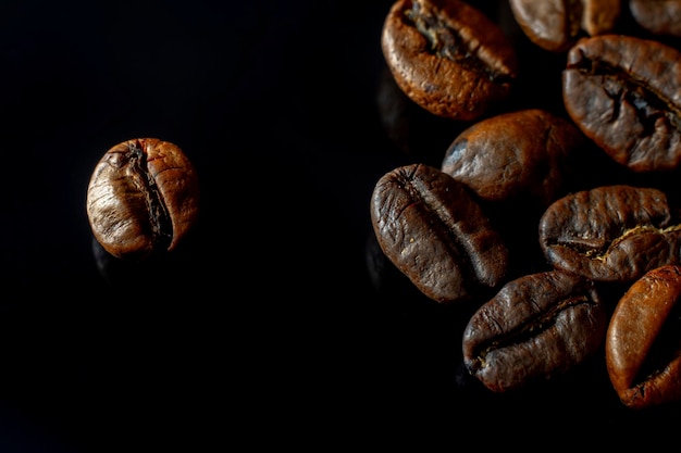 Donker gebrande koffie op zwarte achtergrond