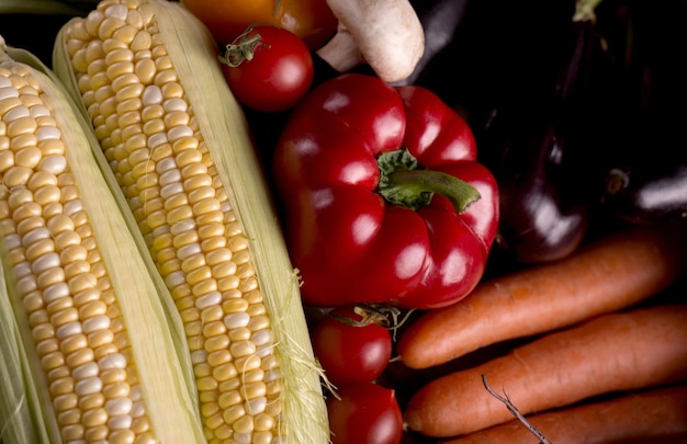 Donker humeurig stilleven van verse groenten op een houten tafel, gezonde biologische lokale gerechten