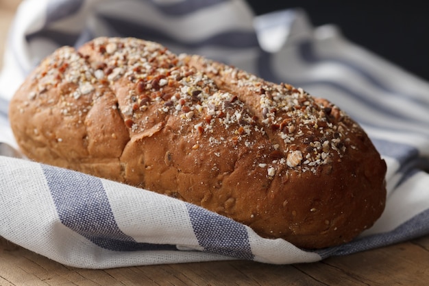 Donker meergranenbrood volkoren vers gebakken op rustiek