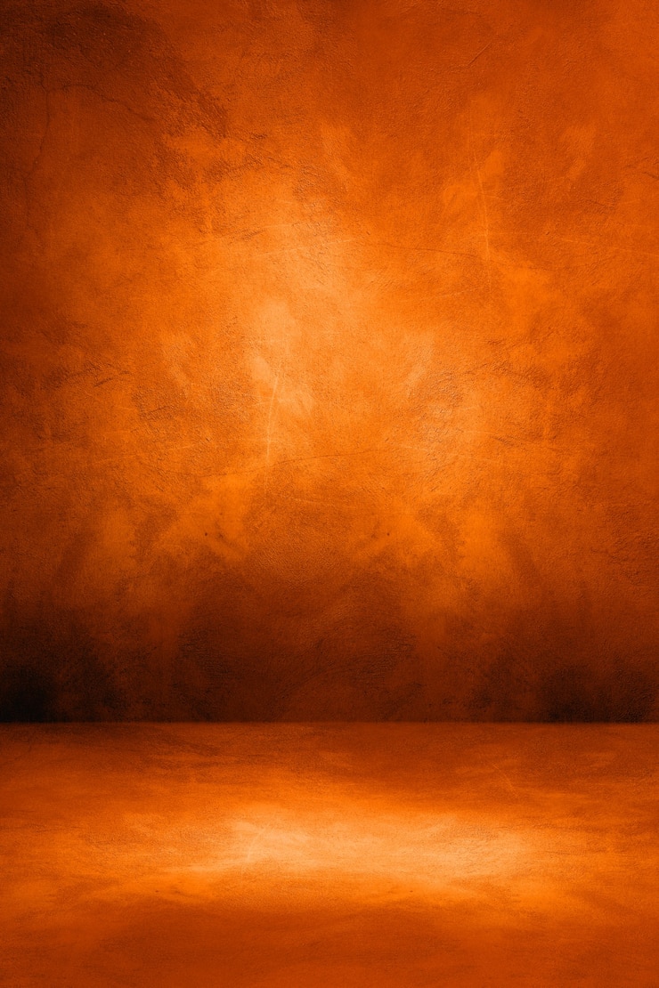 Foto donker oranje betonnen interieur achtergrond. lege sjabloonscène