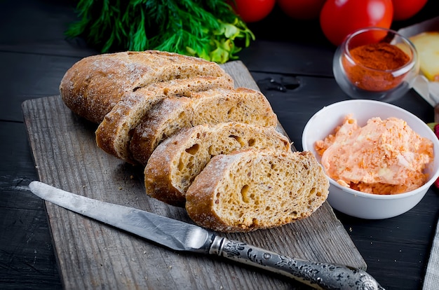 Donker stokbrood in stukjes gesneden en gekruide boter