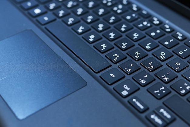Donker toetsenbord en laptop touchpad-technologie en bedrijfsconcept