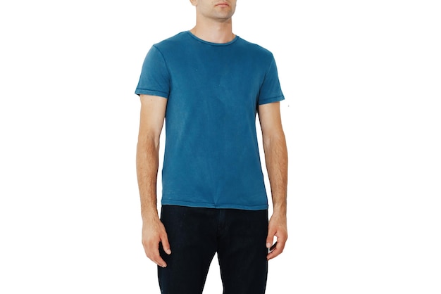 Donkerblauw t-shirt op een man lay-out geïsoleerd op een witte achtergrond kopie ruimte