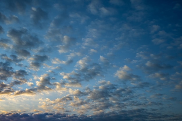 Donkerblauwe hemelachtergrond met kleine stratus cirrus gestreepte wolken Heldere avond en goed winderig weer