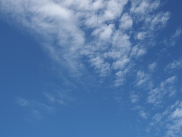 Donkerblauwe lucht met wolkenachtergrond