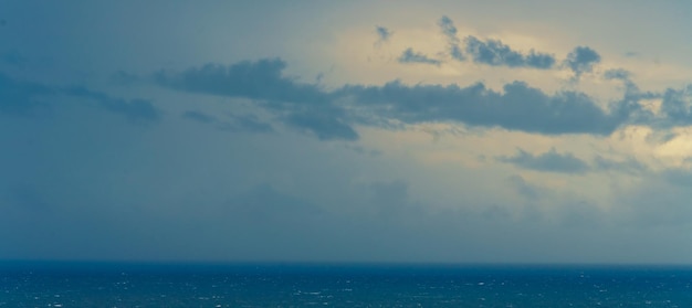 Donkerblauwe wolken en zee storm dramatisch zeegezicht