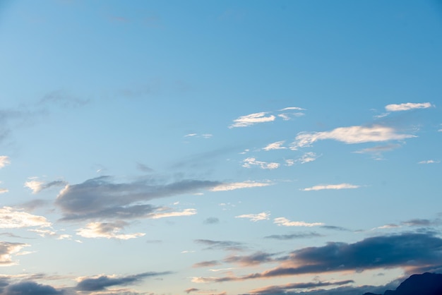 Donkerblauwe zonsonderganghemel met regenwolkenxA