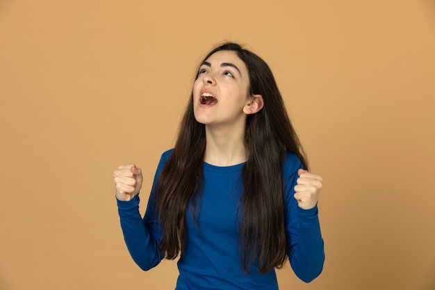 Donkerbruin jong meisje dat blauw sweatshirt draagt