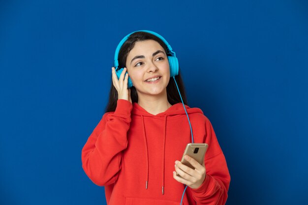 Donkerbruin jong meisje dat rood sweatshirt draagt