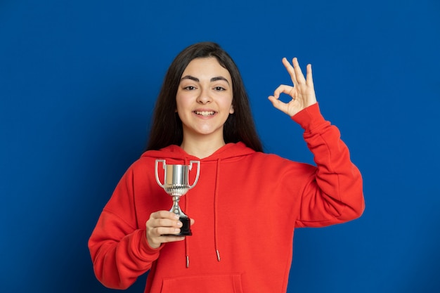 Donkerbruin jong meisje dat rood sweatshirt draagt