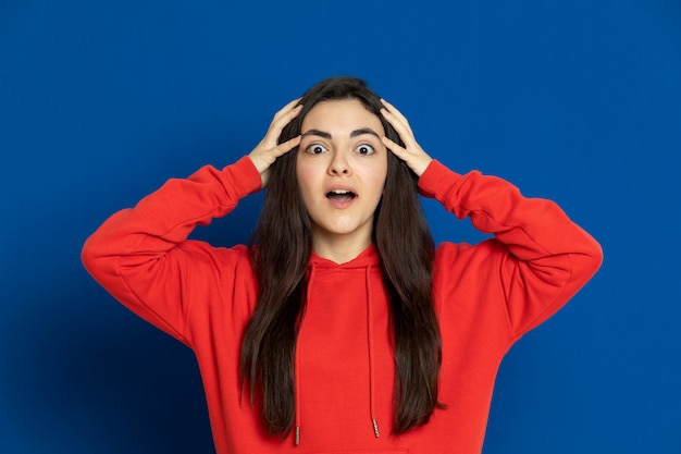 Donkerbruin jong meisje dat rood sweatshirt draagt