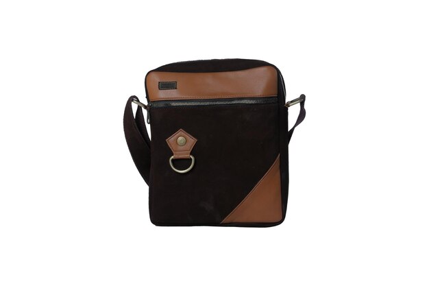 Donkerbruin lederen casual sling bag geïsoleerd op een witte achtergrond.