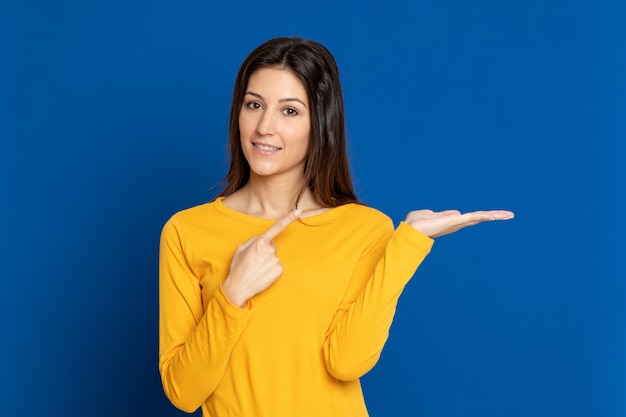 Donkerbruin meisje dat een gele T-shirt draagt