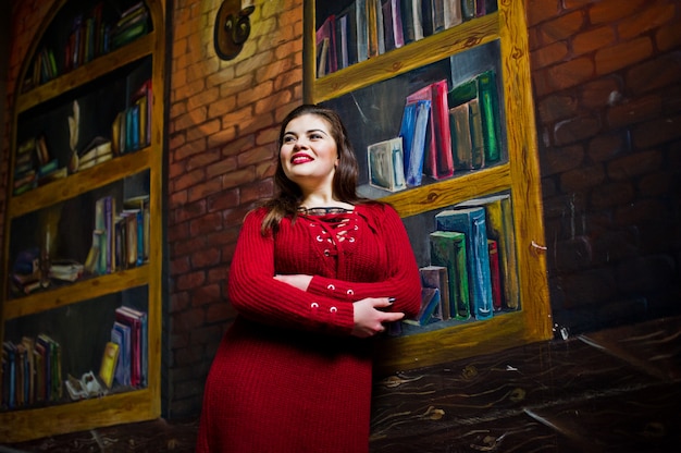 Donkerbruin model tegen muur zoals bibliotheek.