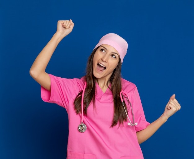 Donkerbruine jonge vrouw die een gele T-shirt draagt