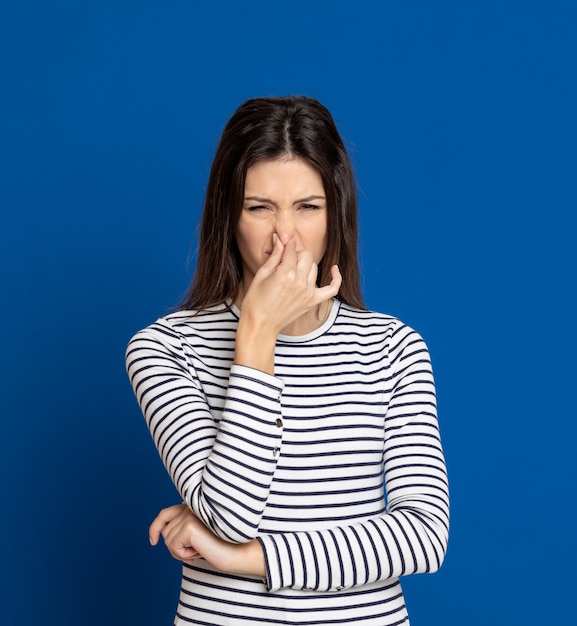 Donkerbruine jonge vrouw die een gestreept T-shirt draagt