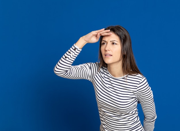 Donkerbruine jonge vrouw die een gestreept T-shirt draagt