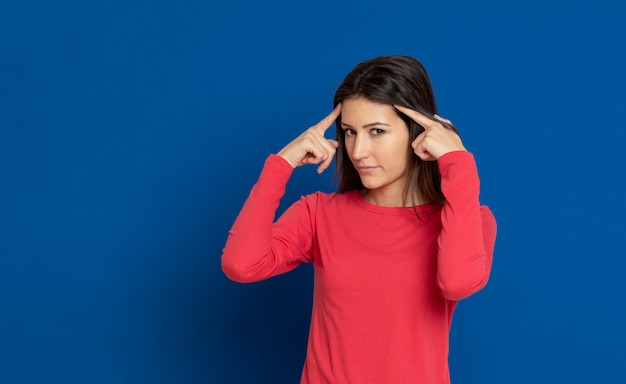 Donkerbruine jonge vrouw die een rode T-shirt draagt