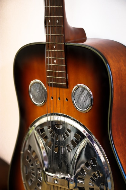 Foto donkerbruine resonator gitaar