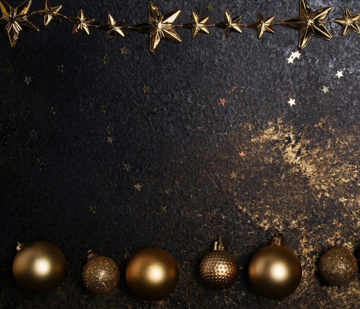 Foto donkere achtergrond met gouden kerstversieringen en sterren een plek voor tekst of nieuwjaarsgroeten