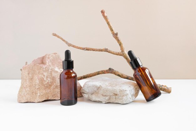 Donkere amberkleurige glazen fles die op steen staat natuurlijke huidverzorging spa schoonheidsproductontwerp minerale biologische olie cosmetica op beige achtergrond mockup