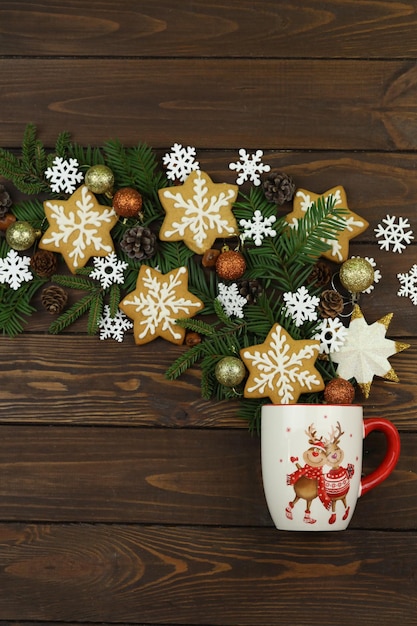 Donkere bruine houten winter achtergrond met kerstversieringen peperkoek en kopieerruimte