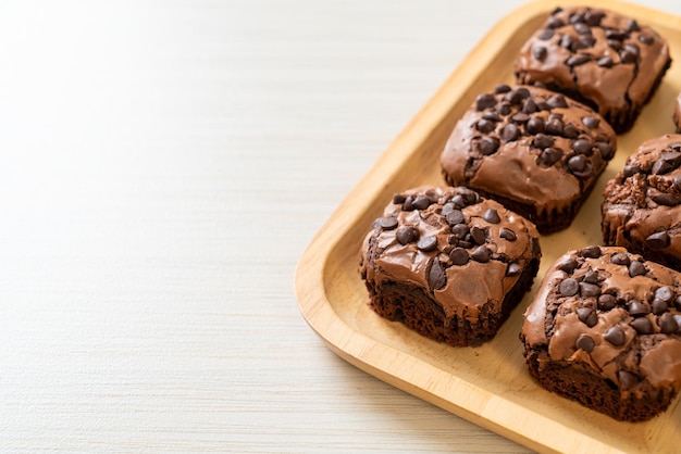 Donkere chocolade brownies gegarneerd met chocoladeschilfers