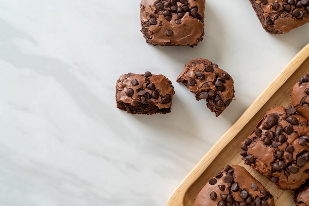 donkere chocolade brownies met chocoladeschilfers erop
