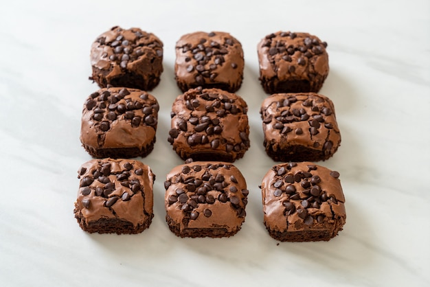 donkere chocolade brownies met chocoladeschilfers erop