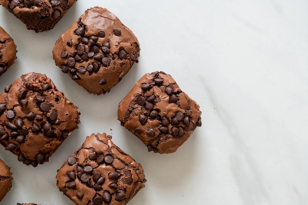 donkere chocolade brownies met chocoladeschilfers erop