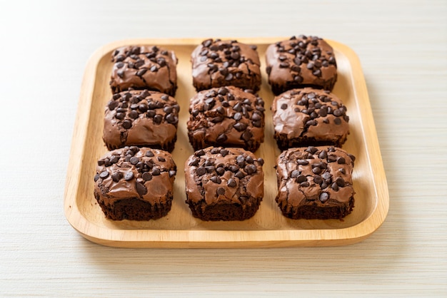 donkere chocolade brownies met chocoladeschilfers erop