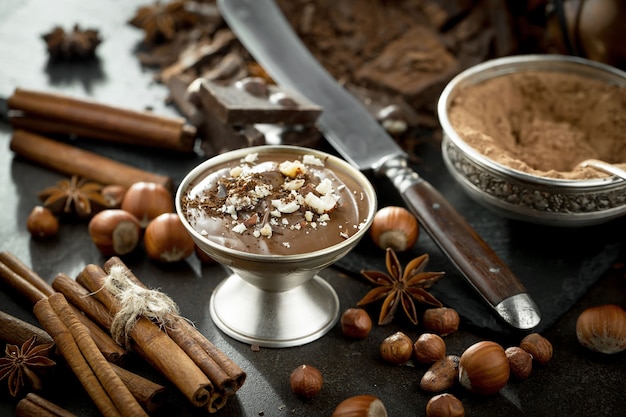 Donkere chocolade in een compositie met cacaobonen en noten, op een oude achtergrond.