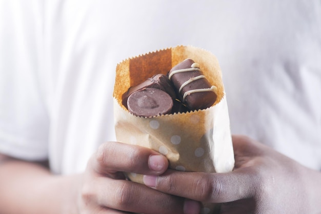 Donkere chocolade in een papieren afhaalpakket