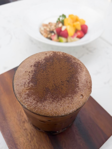 Donkere chocolade latte in de drank van de verfrissing van het glas