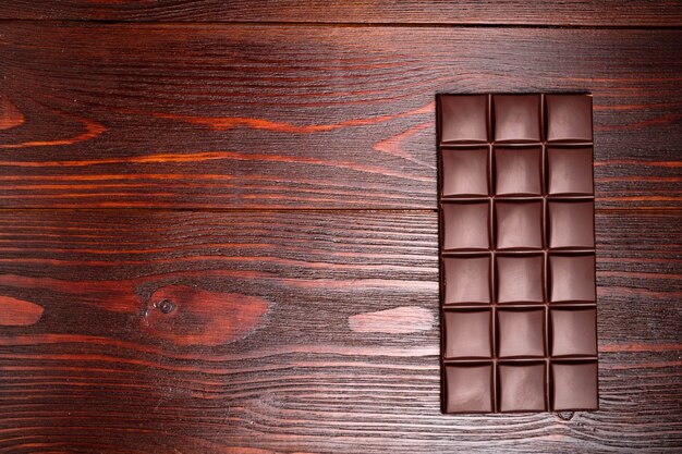 Donkere chocolade op een houten tafel. Uitzicht van boven