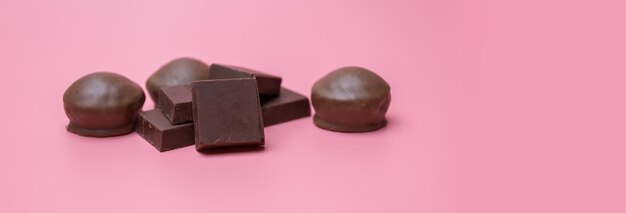 donkere chocolade op roze tafel