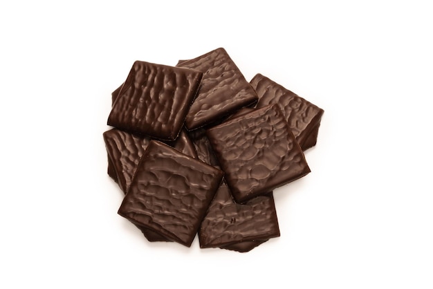 Donkere chocolade snoepjes geïsoleerd op een witte achtergrond