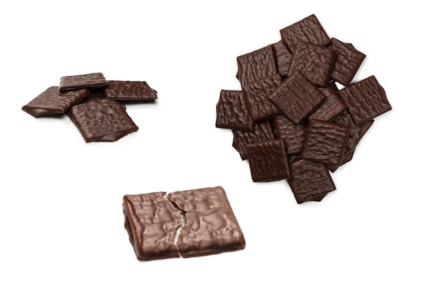 Donkere chocolade snoepjes geïsoleerd op een witte achtergrond