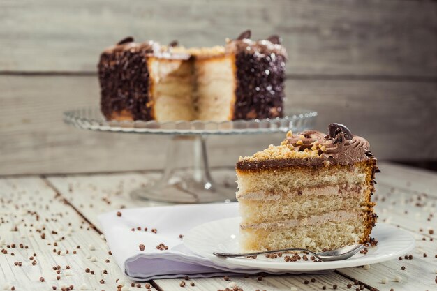 Donkere chocolade vegan cake met snoepjes en noten op houten achtergrond