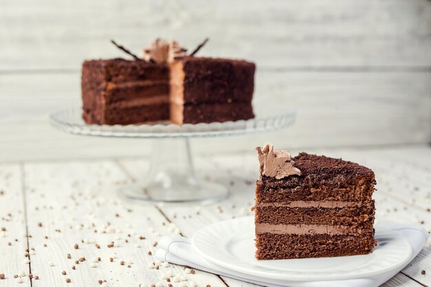 Donkere chocolade veganistische cake met snoep en room op houten achtergrond