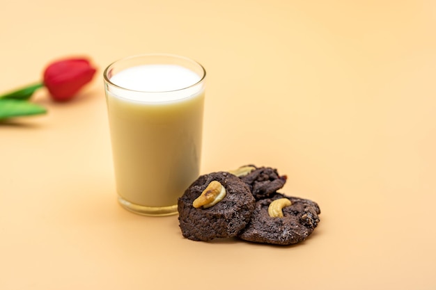 Donkere chocoladekoekjes met rozijn erin op de lichtoranje kleurachtergrond