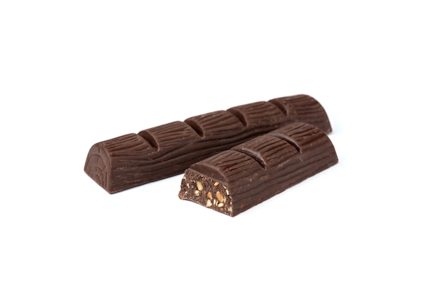 Donkere chocoladereep met pinda die op wit wordt geïsoleerd.